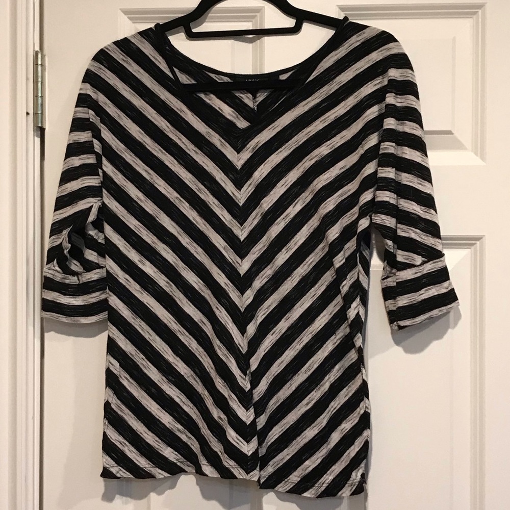 Apt 9 top